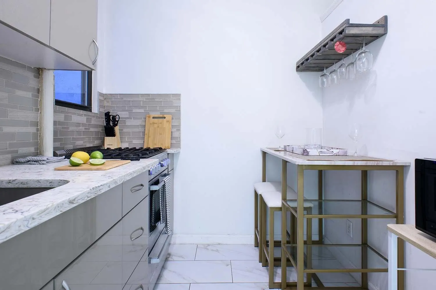 428-2W Newly Furnished Prime Location 2Br Sleeps 5 Apartment New York 0*,