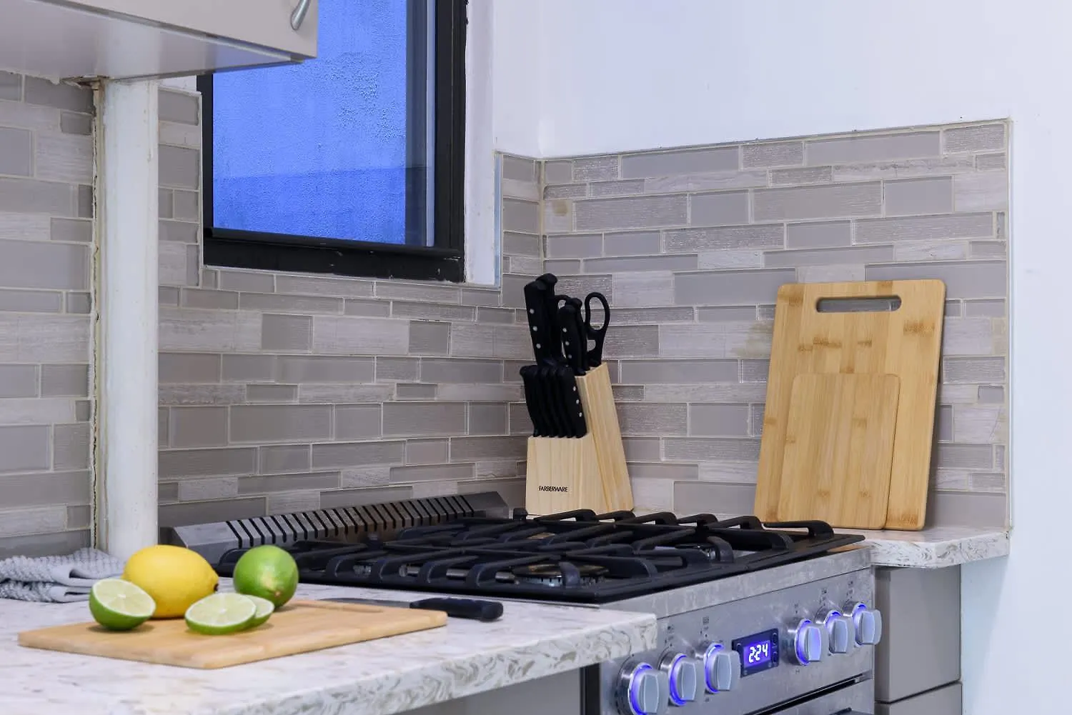 428-2W Newly Furnished Prime Location 2Br Sleeps 5 Apartment New York