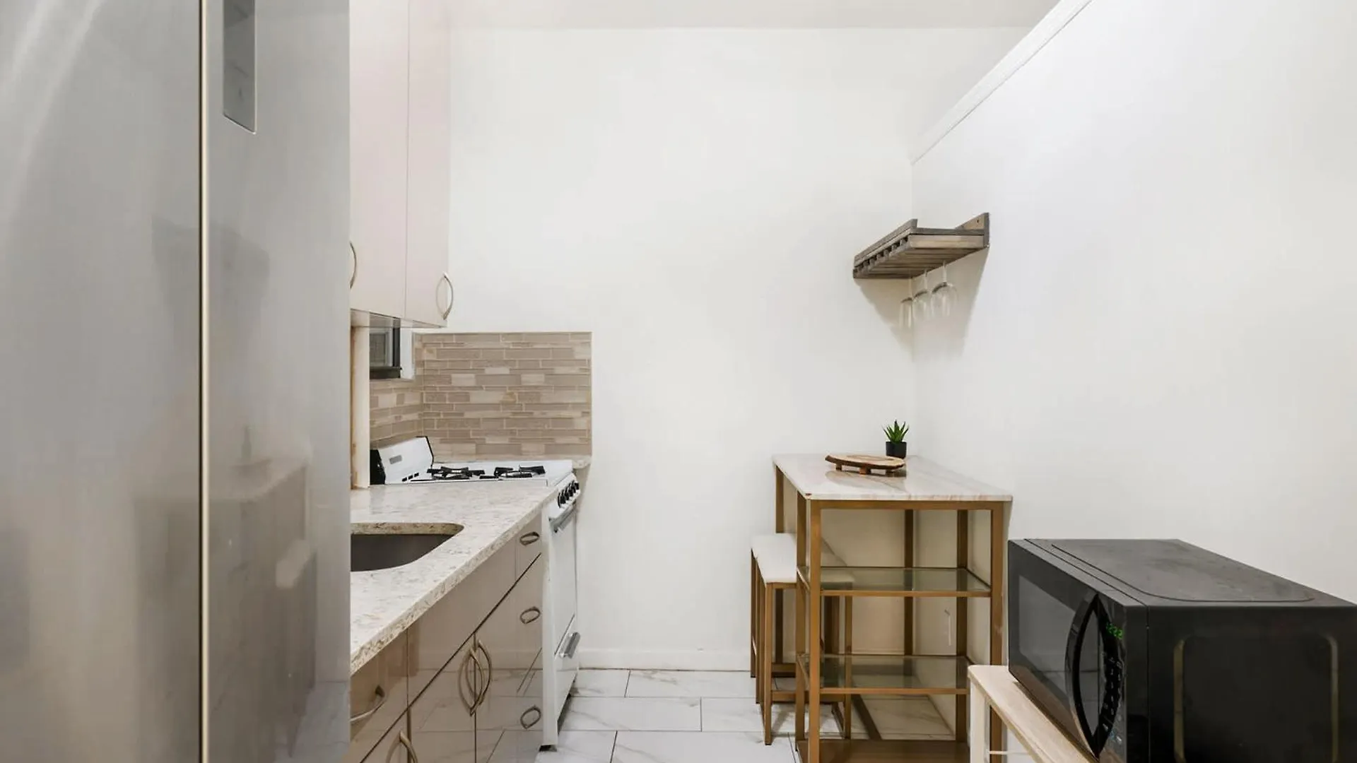 428-2W Newly Furnished Prime Location 2Br Sleeps 5 Apartment New York