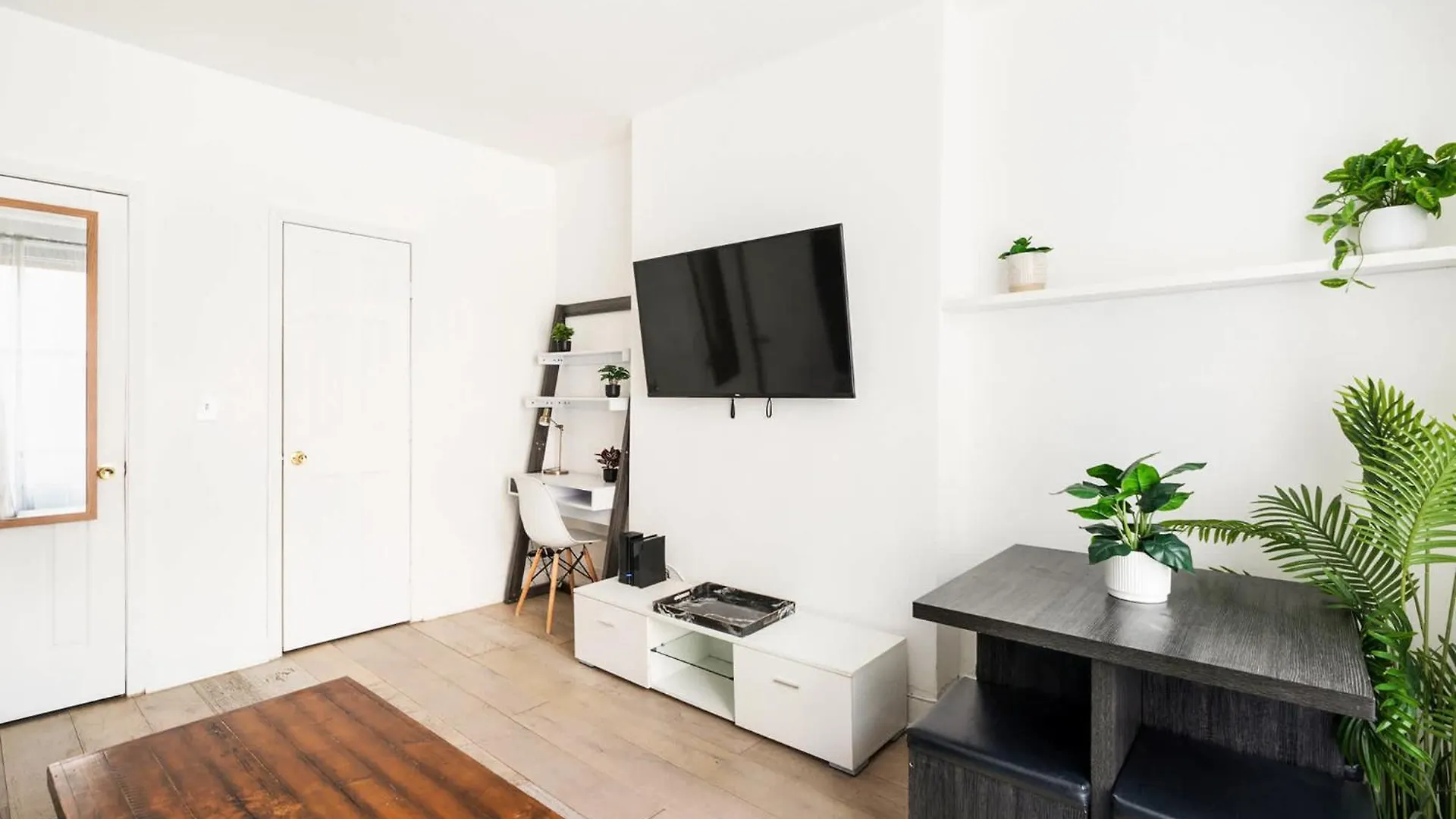 428-2W Newly Furnished Prime Location 2Br Sleeps 5 Apartment New York United States