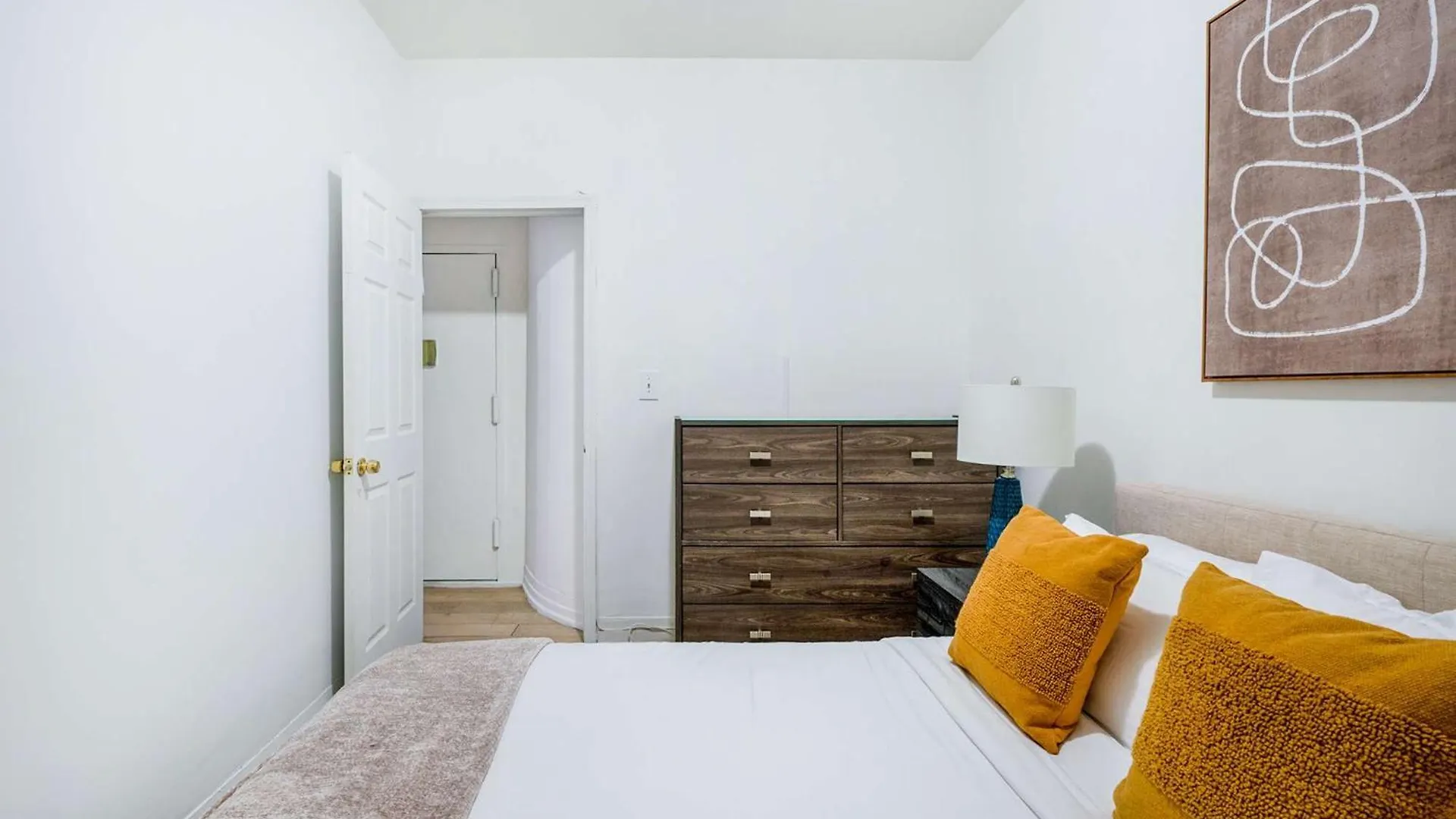 428-2W Newly Furnished Prime Location 2Br Sleeps 5 Apartment New York 0*,  United States